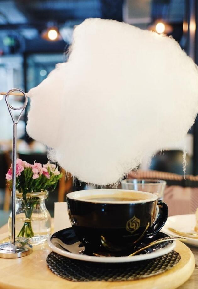 Cafe koji šećer služi u obliku magičnog oblaka iznad šoljice kave