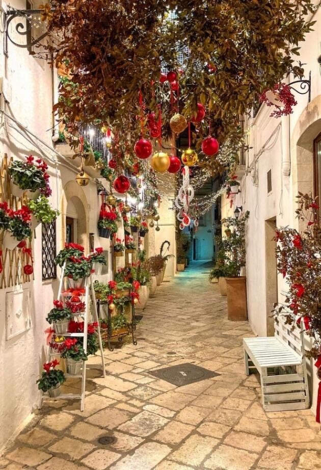 Locorotondo u Italiji svake godine kreira predivnu blagdansku bajku. Vodimo vas kroz ovo magično foto putovanje!