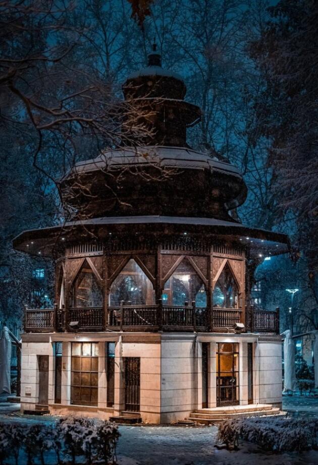 Muzički paviljon u Sarajevu pod snijegom izgleda posebno čarobno