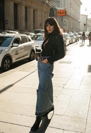7 street style razloga zašto ćete maxi jeans suknju htjeti dodati u svoj proljetni ormar