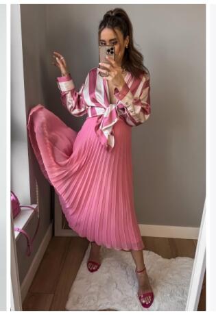 Ovu pink plisiranu suknju želimo u proljetnom ormaru, a evo gdje je kupiti