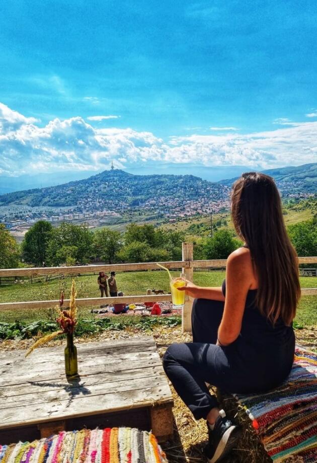 Prvi maj uz roštilj i pogled na Sarajevo! Evo gdje ići za Praznik rada.