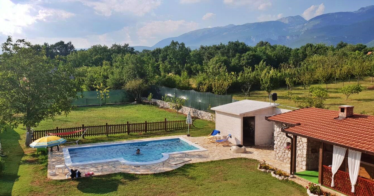 Na 15 minuta od Mostara se nalazi kuća sa bazenom i savršenim pogledom na planine