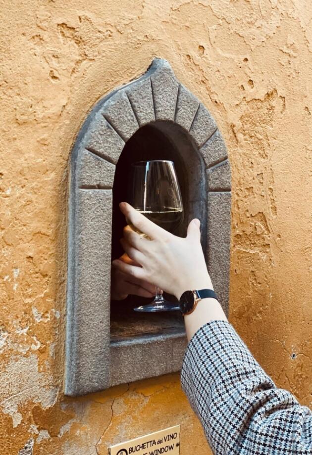 Prozori za vino su jedinstvena zanimljivost koju želimo posjetiti što prije. Saluti!