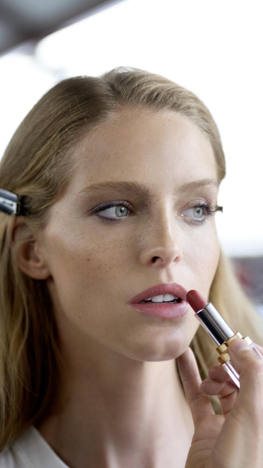 Korak po korak kako kreirati neodoljiv Chanel beauty izgled kao sa modne revije