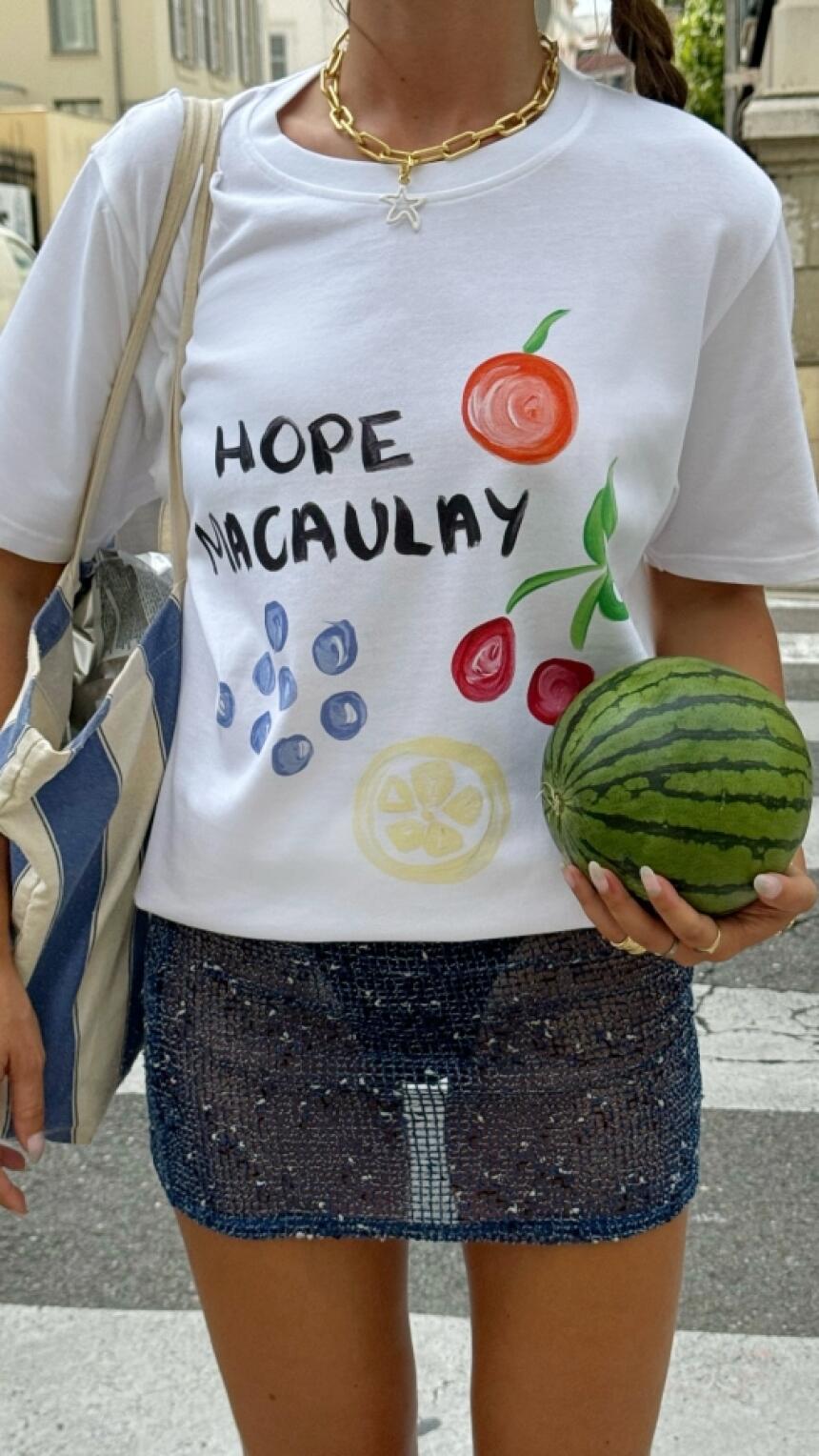 Voćni print na bijeloj majici i dalje je hit kod cura. Znamo gdje ih kupiti.