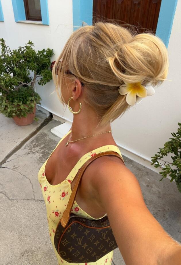 Šnala u obliku cvijeta kreira savršen ljetni look. Evo gdje je kupiti!