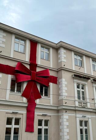 Mašna se vratila: Sarajevo ponovo ukrašeno najslađim prazničnim dekorom!