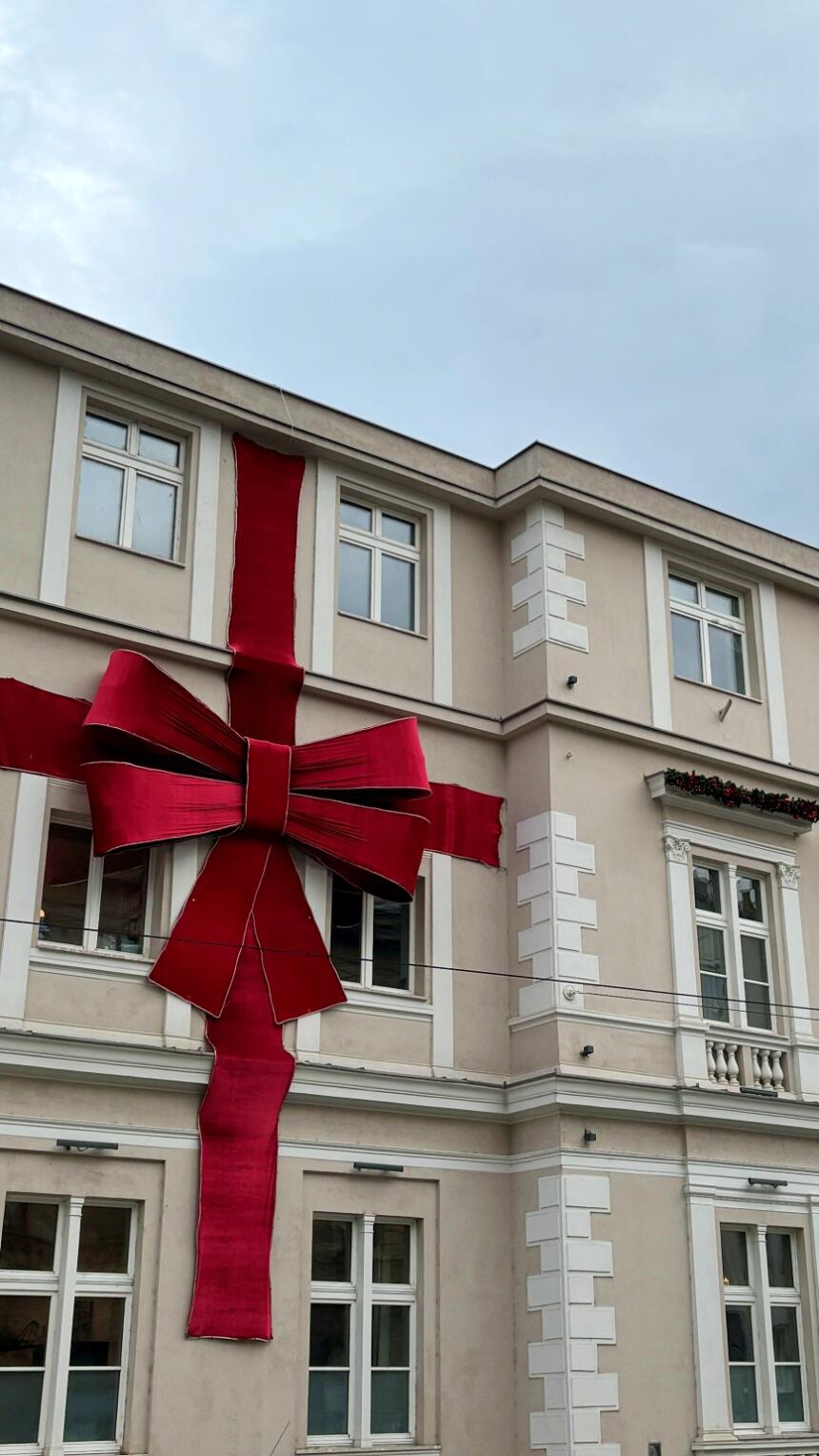 Mašna se vratila: Sarajevo ponovo ukrašeno najslađim prazničnim dekorom!