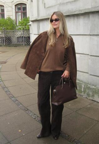 Choco suede: Tajni sastojak moćnih poslovnih outfita ove sezone.