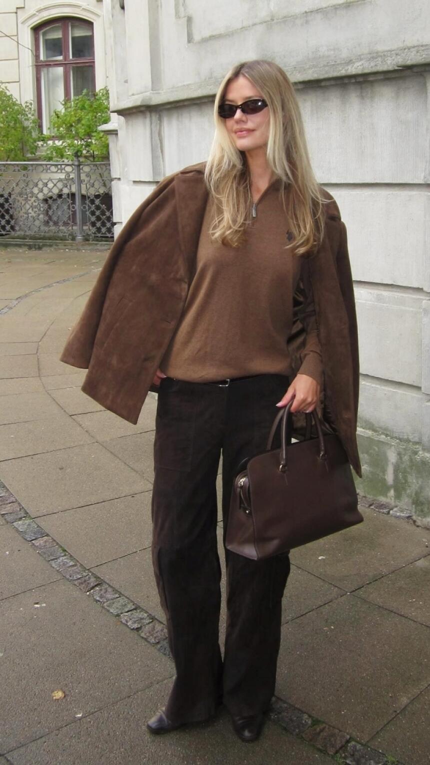 Choco suede: Tajni sastojak moćnih poslovnih outfita ove sezone.