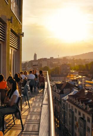 Otkrijte s nama najbolje rooftop lokacije u Sarajevu: Stil, pogled i savršen ugođaj.