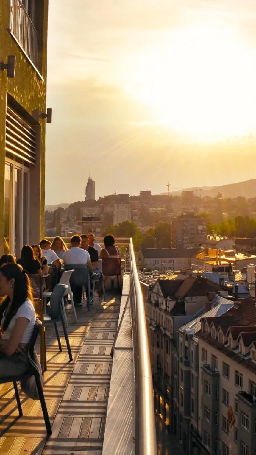 Otkrijte s nama najbolje rooftop lokacije u Sarajevu: Stil, pogled i savršen ugođaj.