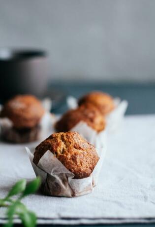 Brzi, sočni muffini sa sirom i sjemenkama idealni su za užinu na poslu ili piknik. Donosimo recept!
