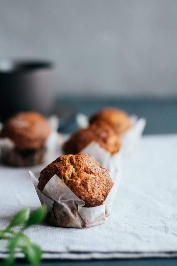 Brzi, sočni muffini sa sirom i sjemenkama idealni su za užinu na poslu ili piknik. Donosimo recept!
