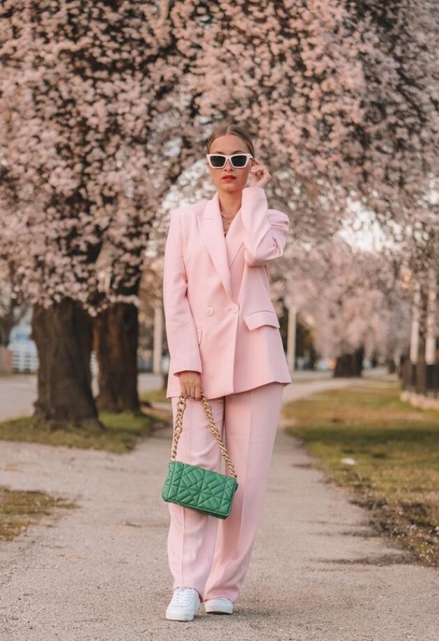 Zelena Zarina torba sa lancem it je dodatak sezone. Istražili smo kako ju stiliziraju stylish cure.