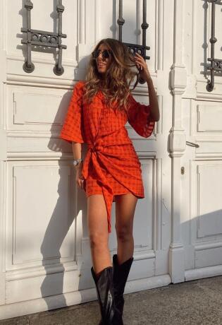 Narančasti komadi su savršen odabir za ležerne kombinacije, a ovi outfiti to i dokazuju