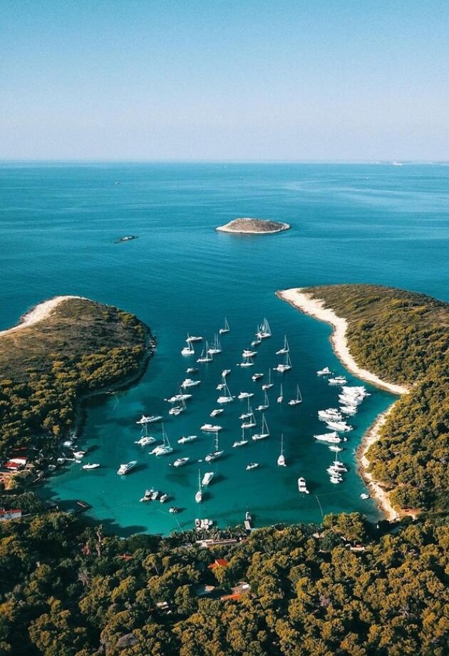Palmižana je jedna od najpopularnih plaža na otoku Hvaru, a izdvajamo još 4 koje ćete također htjeti posjetiti