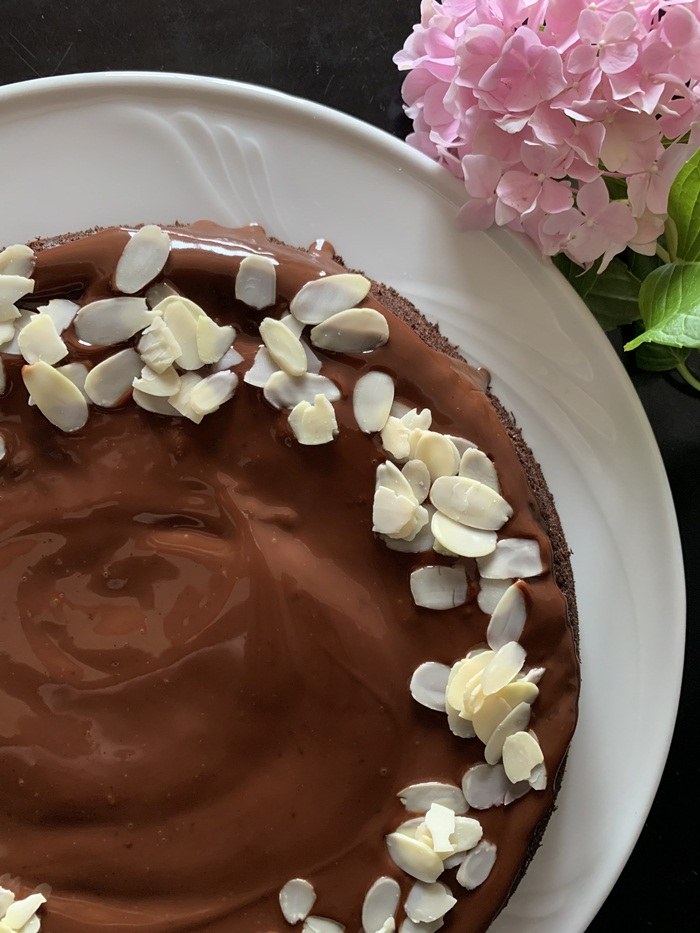Otkrijte sočni recept za bezglutensku čoko tortu idealnu za ljetna druženja