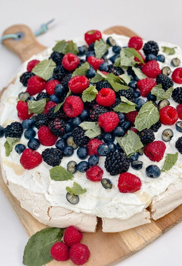 Pronašli smo recept za laganu i osvježavajuću Pavlovu sa šumskim voćem i jedva ga čekamo isprobati