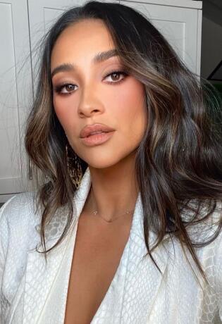 Koje maske za lice koristi Shay Mitchell, a kako Gigi Hadid aplicira bronzer? Otkrivamo kroz detaljni tutorial!