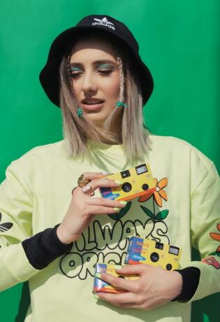 Pogledajte kako bh. umjetnice nose komade iz adidas® Always Original kolekcije!