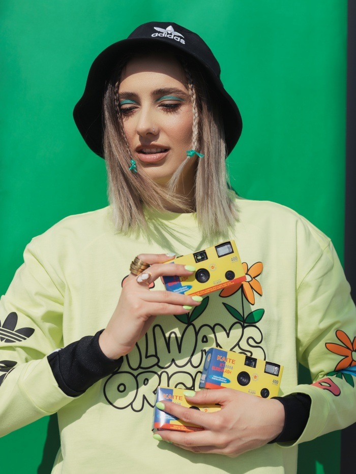 Pogledajte kako bh. umjetnice nose komade iz adidas® Always Original kolekcije!