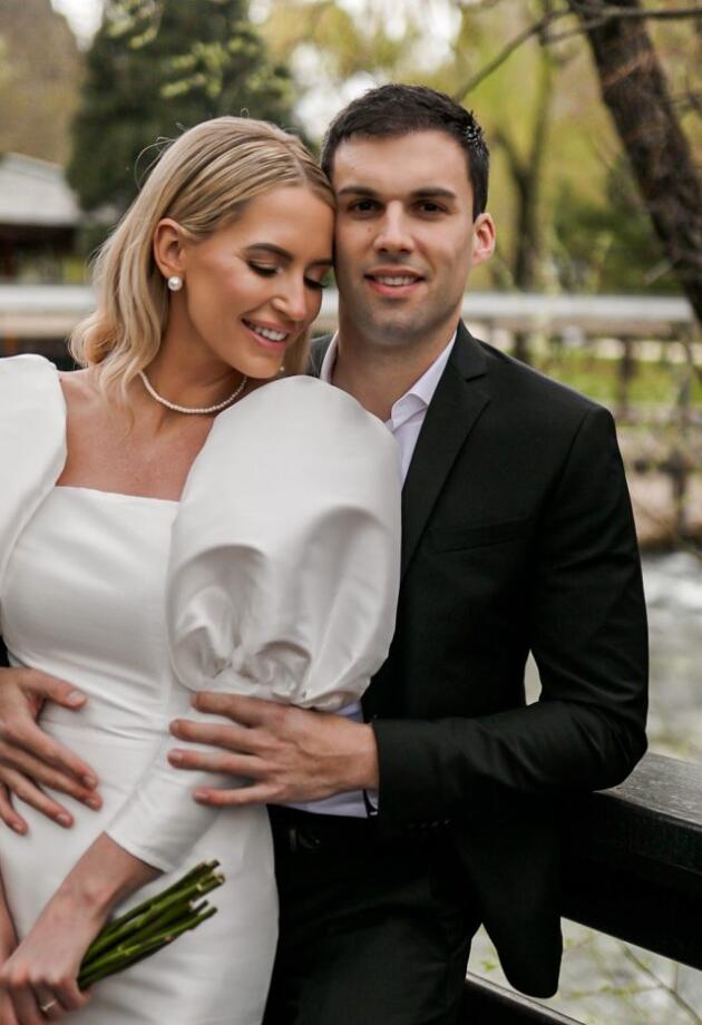 Ines je za vjenčanje birala nešto drugačiju vjenčanicu, a mi otkivamo sve detalje o njenom izdanju!