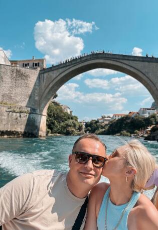 Vožnja čamcem pruža najspektakularniji pogled na Stari most u Mostaru