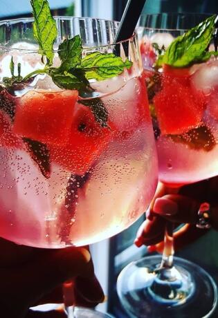 Gin tonic s lubenicom je novo osvježavajuće piće koje vrijedi isprobati ovog ljeta. Imamo i recept.