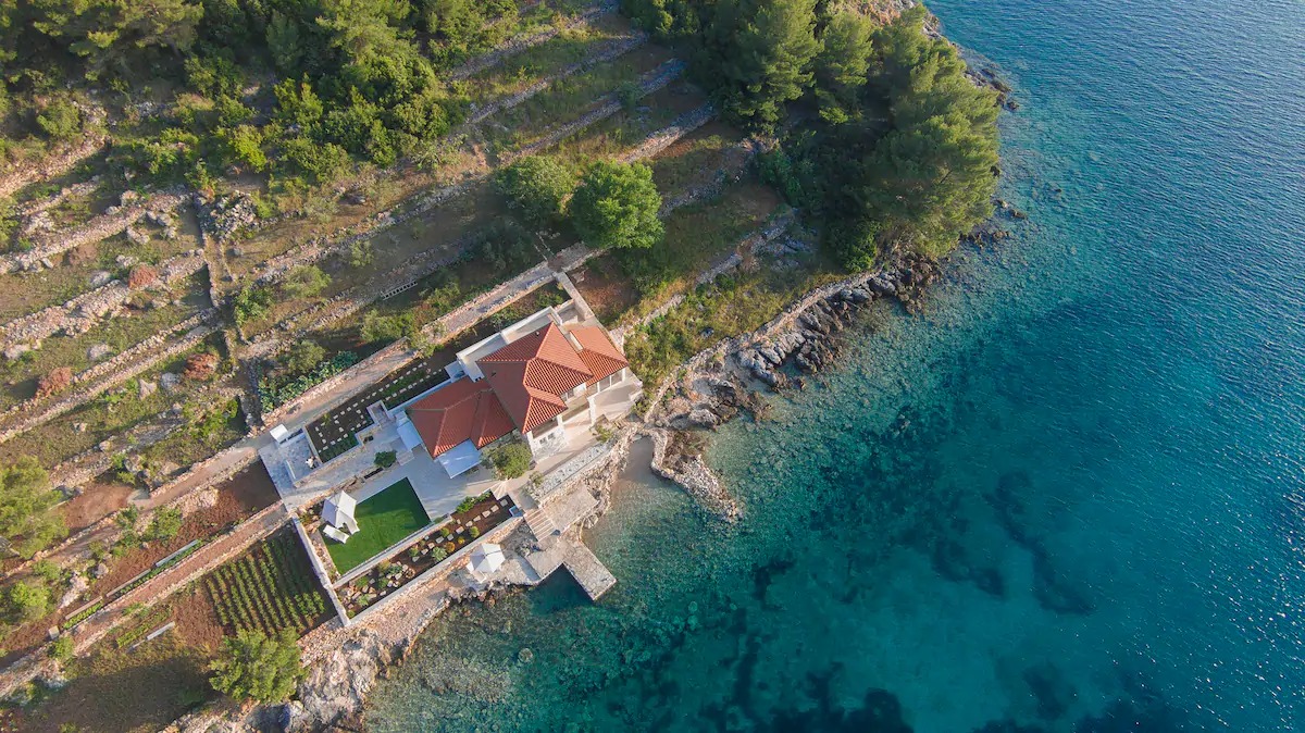 Ova vila na Korčuli uz samu obalu je savršen odgovor na pitanje gdje na godišnji odmor ovog ljeta