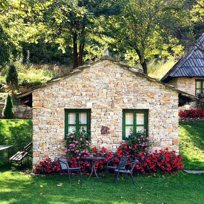 Etno selo Ban Vir će vas oduševiti svojim kućicama i krajolikom koji izgleda baš kao iz bajke