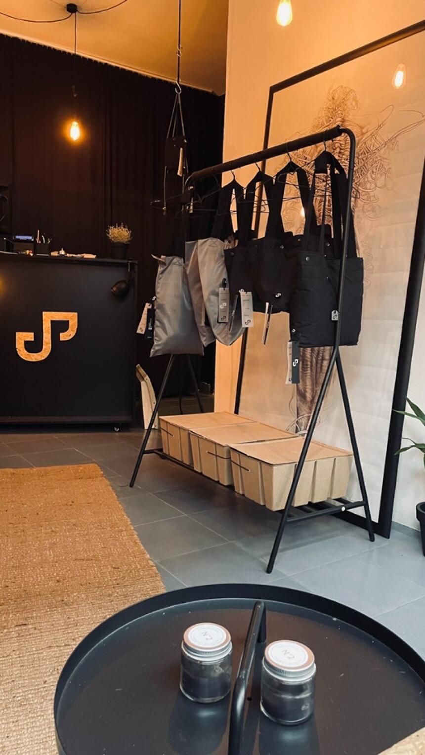 Brend TJT, čije komade vole modne insajderice, dobio je stalnu adresu u Sarajevu.Otkrivamo kako izgleda novi TJT studio.