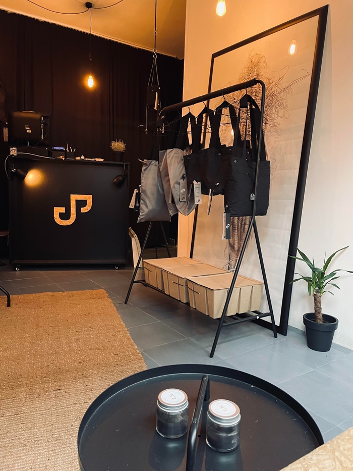 Brend TJT, čije komade vole modne insajderice, dobio je stalnu adresu u Sarajevu.Otkrivamo kako izgleda novi TJT studio.