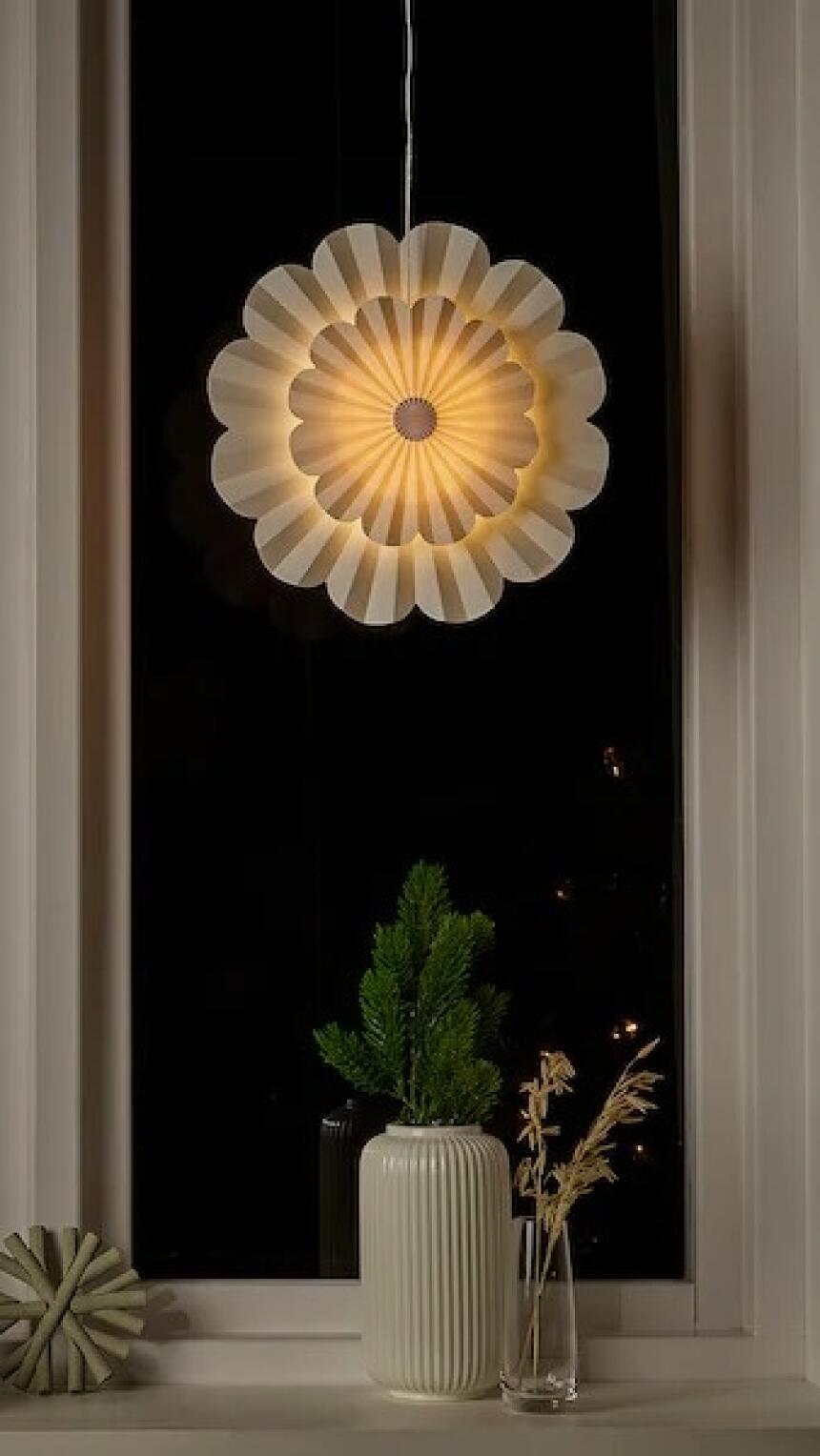 Ikea lampa u obliku cvijeta je jedna od najslađih dekoracija ovih praznika