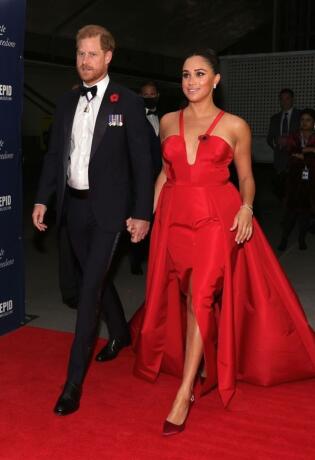 Meghan Markle je sinoć na crvenom tepihu nosila zanosnu Carollina Herrera haljinu u crvenoj boji sa dugačkim šlepom