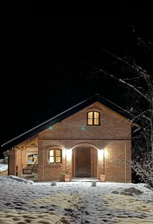 Ova vikendica uređena u rustičnom stilu, nalazi se u Lukavcu i odličan je izbor za zimski vikend bijeg