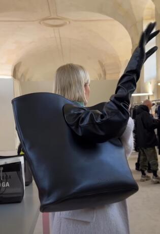 Ova Balenciaga torba je glavna tema modnog svijeta. Da li biste je nosili?