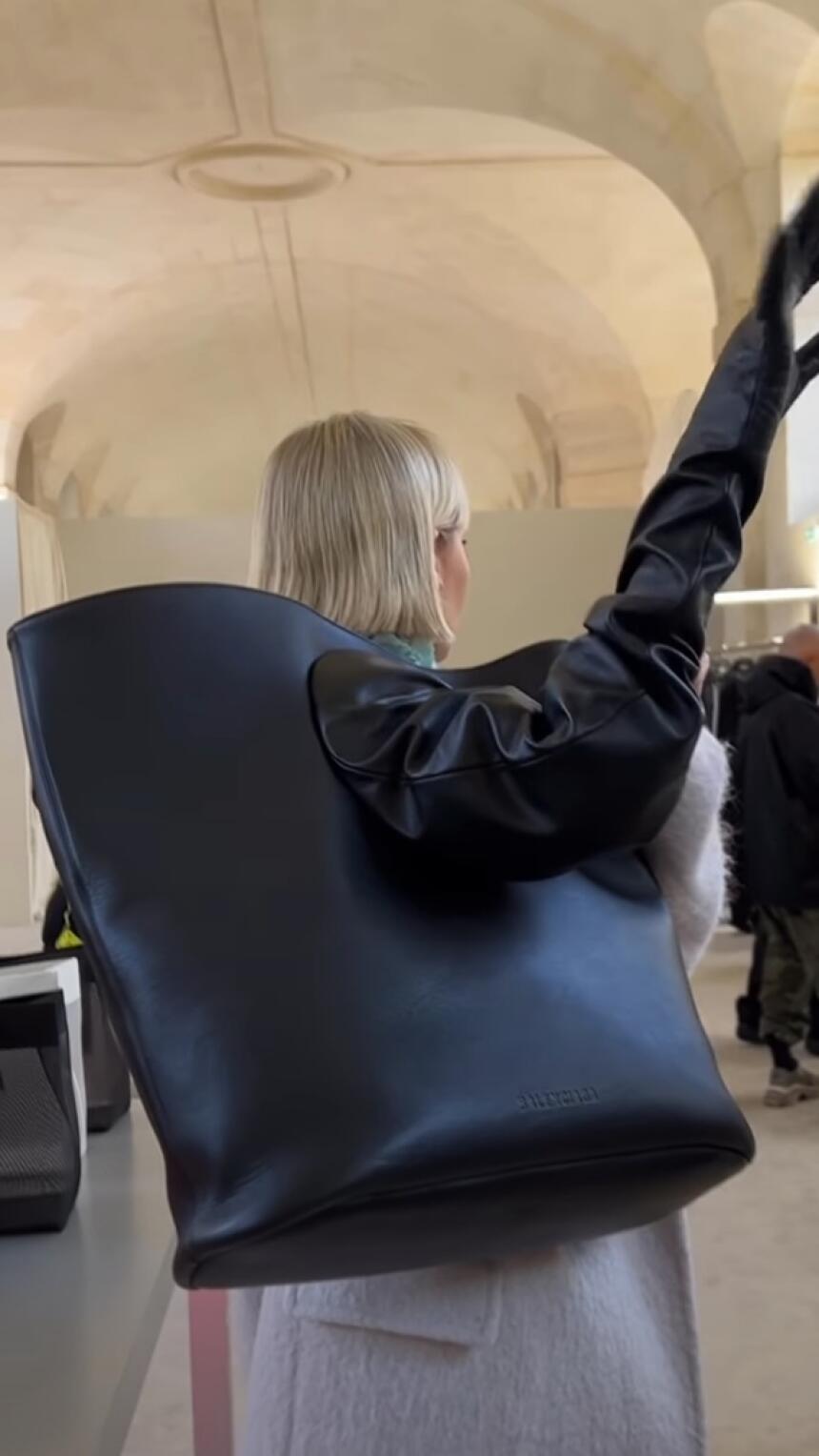 Ova Balenciaga torba je glavna tema modnog svijeta. Da li biste je nosili?