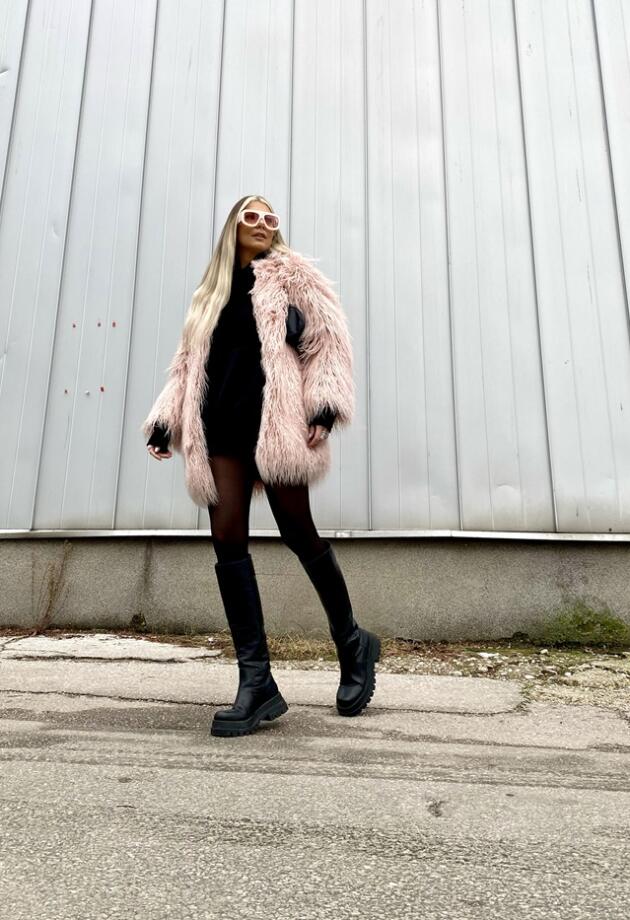 Vildana savjetuje kako nositi crnu duksericu u različitim street style izdanjima