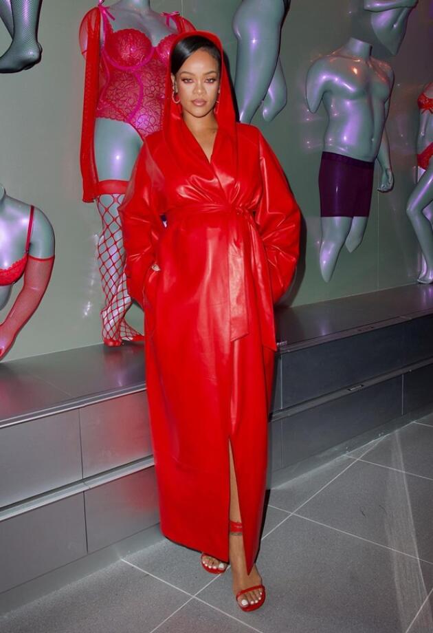 Rihanna svojim trudničkim outfitima oduševljava fanove. Izdvojili smo neke od njih.
