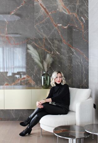 Arhitektica Ana Bosankić je ovaj stan od 140m² na suptilan način uredila u otmjen i luksuzan dom
