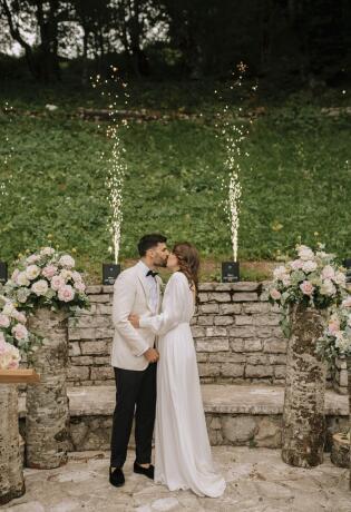 Ljetno vjenčanje Lejle i Habiba na Javorovom Dolu izgleda kao iz wedding magazina. Priča kroz objektiv Mune Nazak.