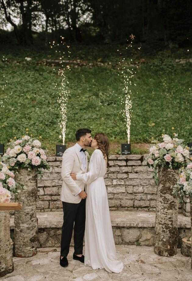 Ljetno vjenčanje Lejle i Habiba na Javorovom Dolu izgleda kao iz wedding magazina. Priča kroz objektiv Mune Nazak.