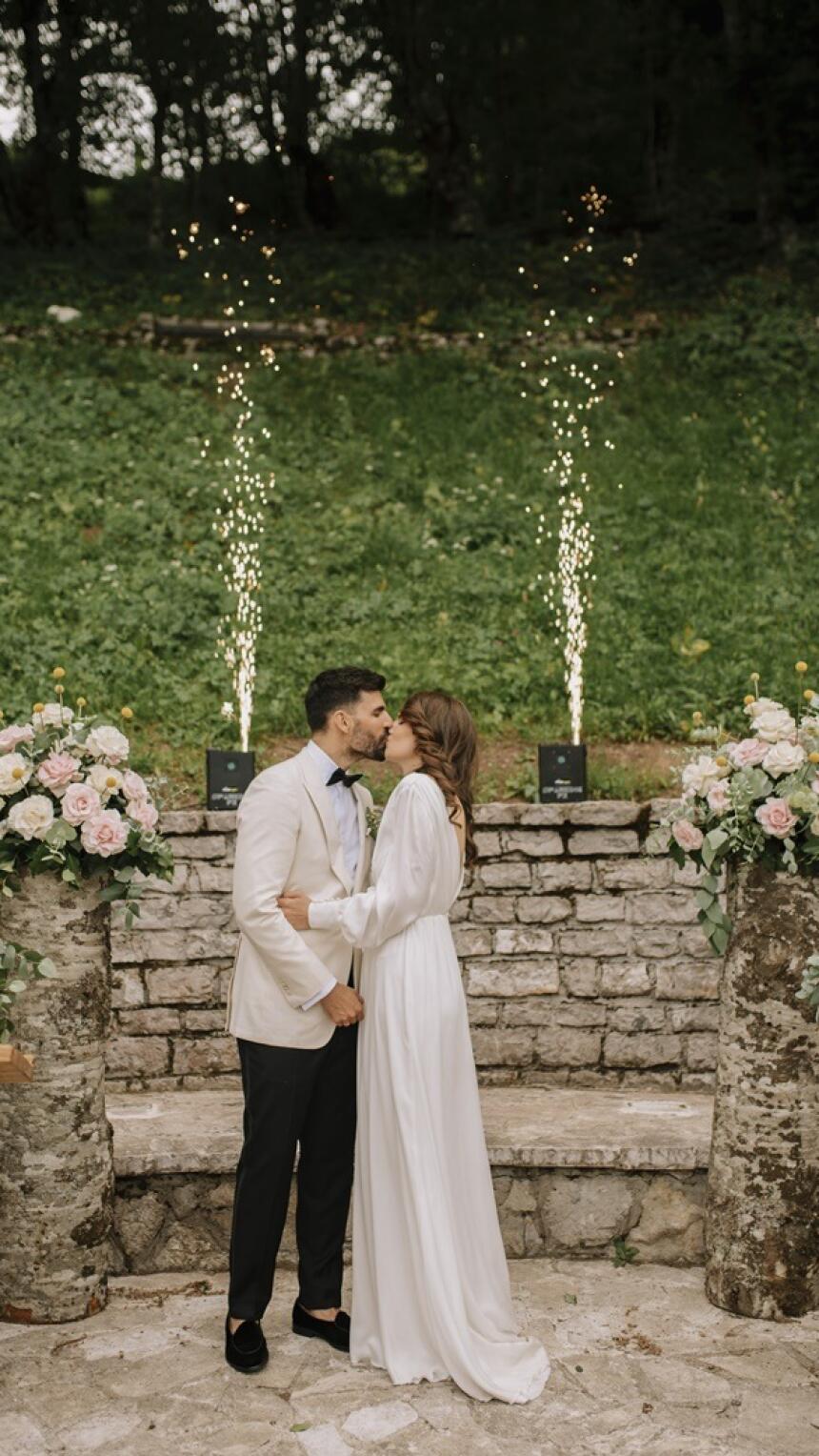 Ljetno vjenčanje Lejle i Habiba na Javorovom Dolu izgleda kao iz wedding magazina. Priča kroz objektiv Mune Nazak.
