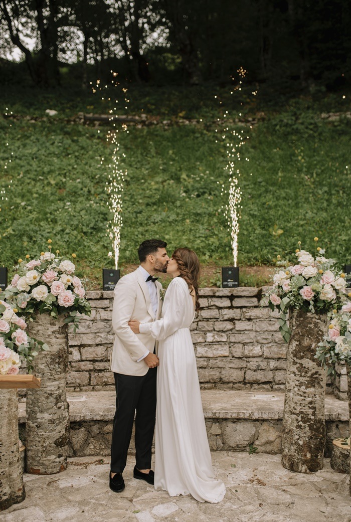 Ljetno vjenčanje Lejle i Habiba na Javorovom Dolu izgleda kao iz wedding magazina. Priča kroz objektiv Mune Nazak.