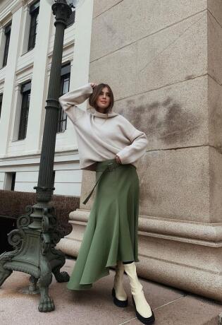 Stylish duo: Kako nositi midi suknju i duboke čizme