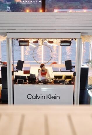 Calvin Klein proslavio dolazak kolekcije kupaćih kostima za 2023.
