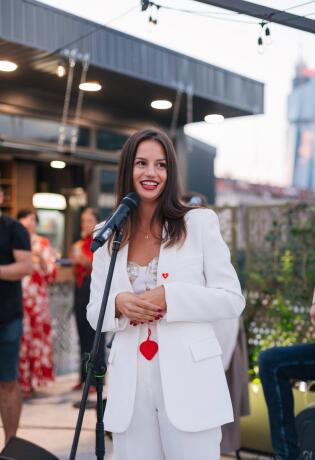 Putovanje kroz gourmet čarolije na terasi marketa Crvena jabuka