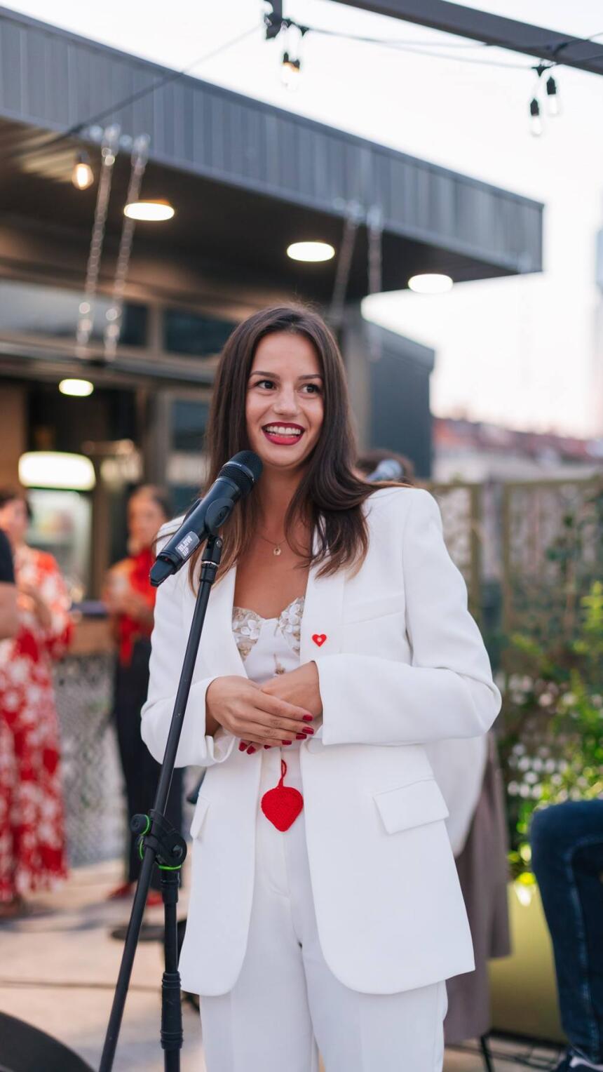 Putovanje kroz gourmet čarolije na terasi marketa Crvena jabuka